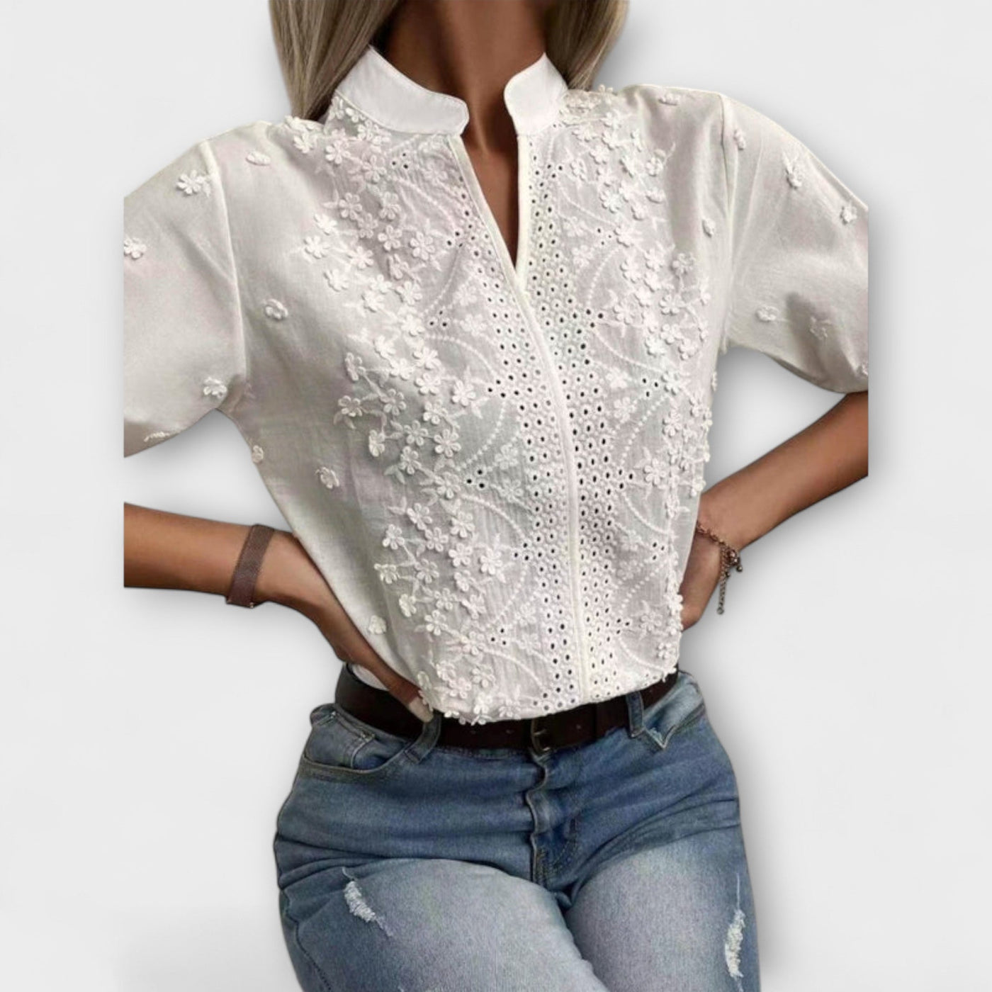 Blusa delicada con bordado exquisito