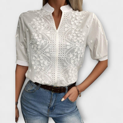 Blusa delicada con bordado exquisito