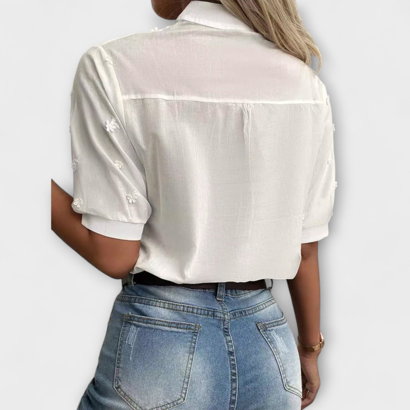 Blusa delicada con bordado exquisito