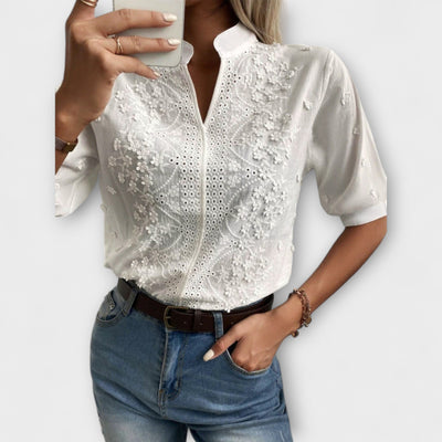 Blusa delicada con bordado exquisito