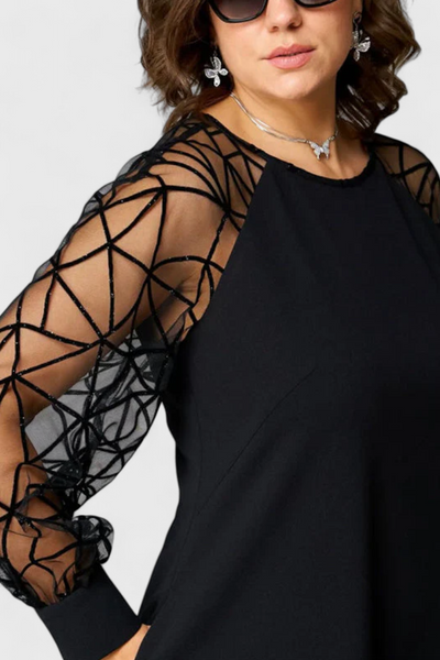 Vestido negro con mangas de malla