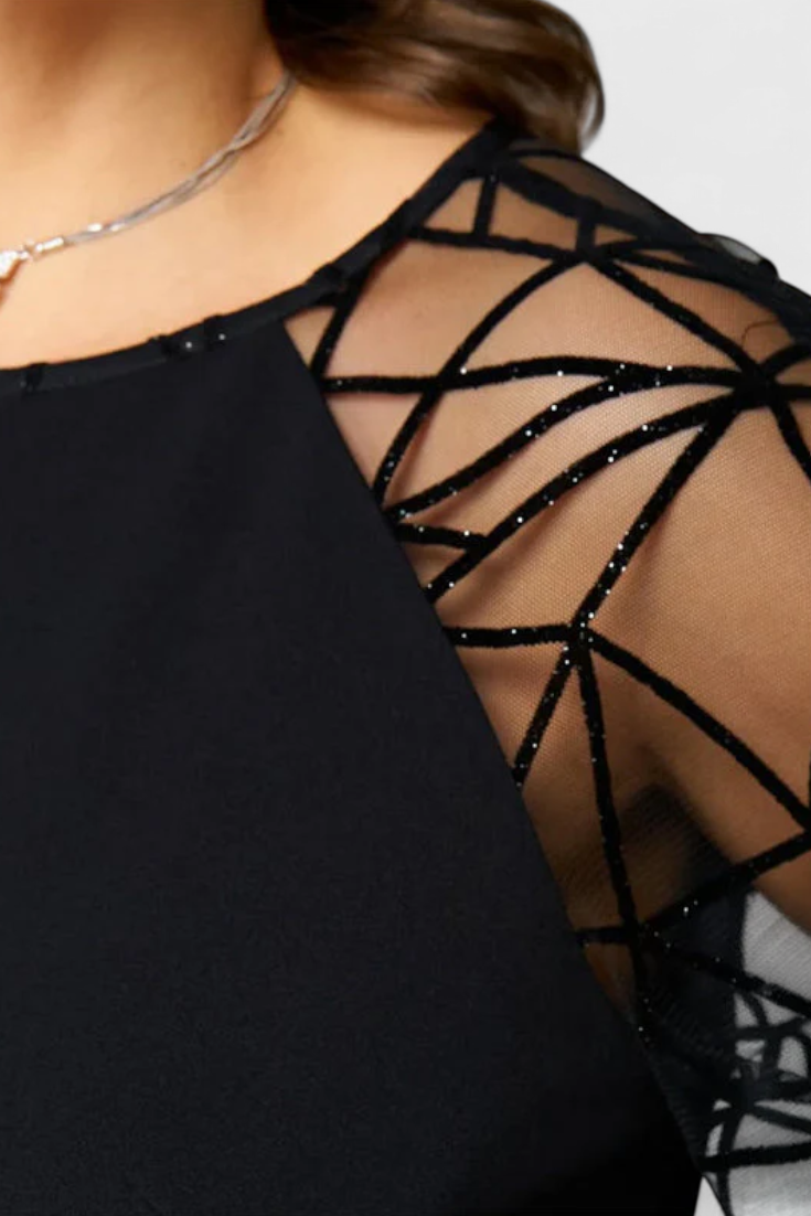 Vestido negro con mangas de malla