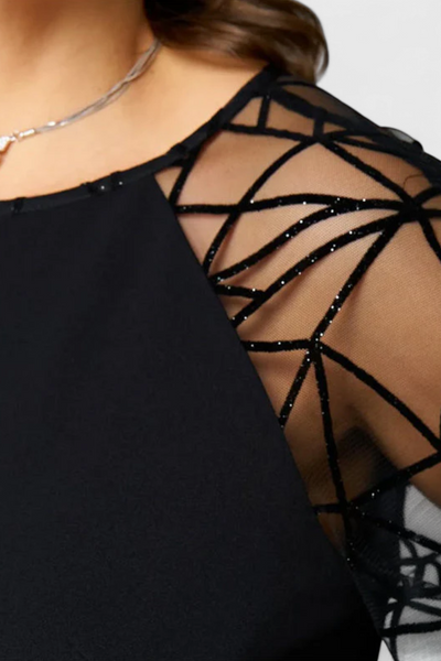 Vestido negro con mangas de malla