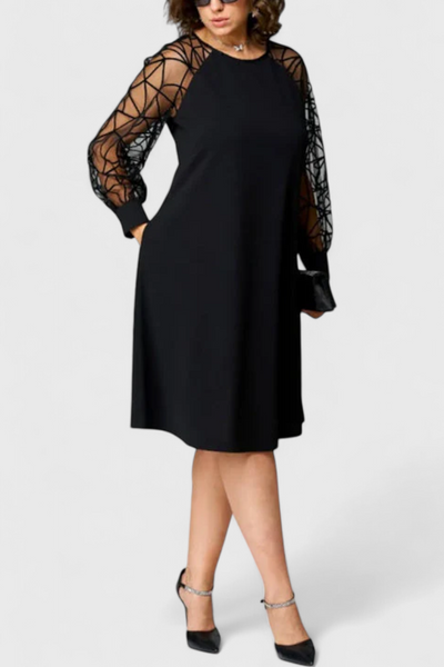 Vestido negro con mangas de malla
